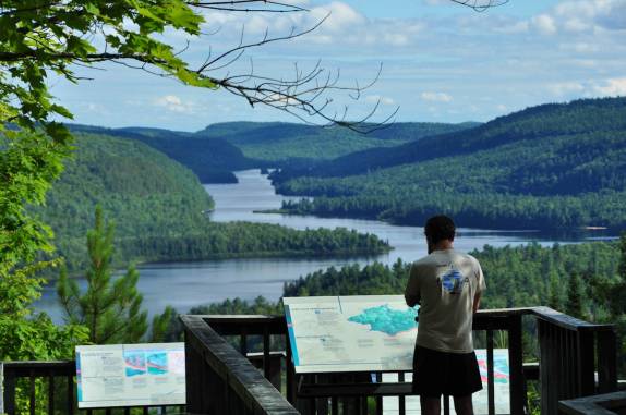 Lendo informações sobre o processo de formação da maravilhosa paisagem no Parc National de La Mauricie, província de Quebec, no Canadá